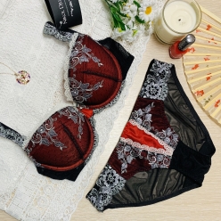 

	Красно-черный комплект (лиф и трусики)
	
 Цветочный комплект Delice Флоранж